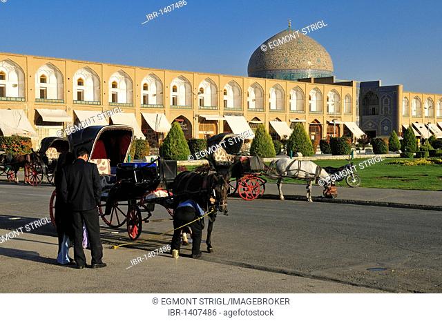 Horse drawn carriages on Meidan-e Emam, Naqsh-e Jahan, Imam Square with Sheik Lotfollah, Lotf Allah Mosque, Esfahan, UNESCO World Heritage Site, Isfahan, Iran