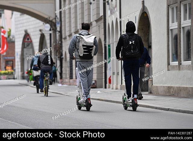 Topic picture: E-scooters, e-scooters, electric scooters, scooters and cyclists and pedestrians on the streets in the city center in Muenchen