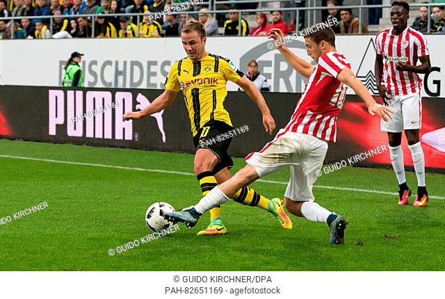 Dortmund's Mario Goetze (l) and Bilbao's Oscar de Marcos (M) vie for the ball during the friendly soccer match between Borussia Dortmund and Athletic Bilbao in...
