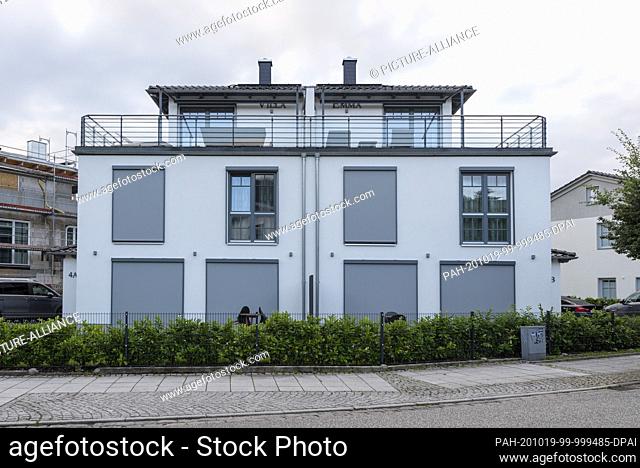 03 August 2020, Mecklenburg-Western Pomerania, Binz: A modern city villa is located near the beach promenade of the Baltic seaside resort Binz