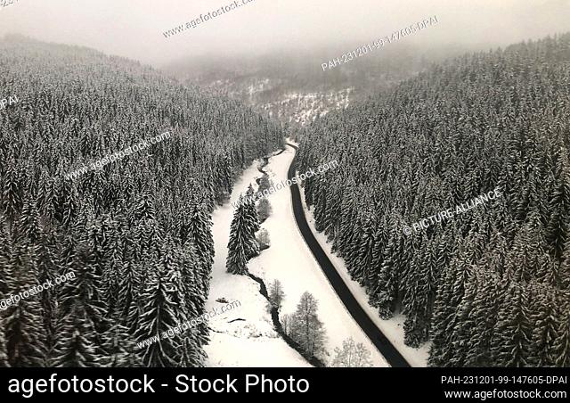 01 December 2023, Thuringia, Masserberg: Snow lies on meadows and trees in the Thuringian Forest. It will remain frosty in most parts of Germany towards the end...