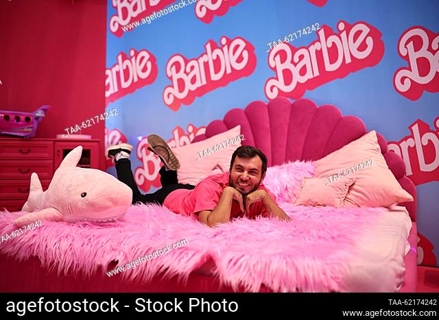 RUSSIA, MOSCOW - SEPTIEMBRE 14, 2023: Un hombre posa para una fotografía en el estreno de Moscú de la película de comedia 2023 Barbie en el Cine Mori en el...