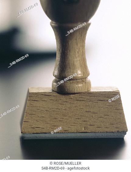 Einfacher hoelzerner Stempel ohne Aufdruck - Buerobedarf , Plain wooden Rubber Stamp without Imprint - Office Supplies , [© (c) Rose/Mueller/STOCK4B