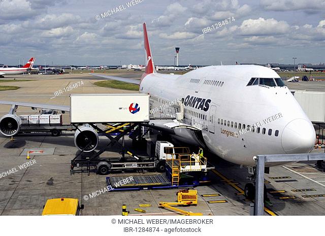 Pre-flight preparations of a Qantas Boeing 747-400, BAA Heathrow International Airport, Terminal 4, London, England, United Kingdom, Europe