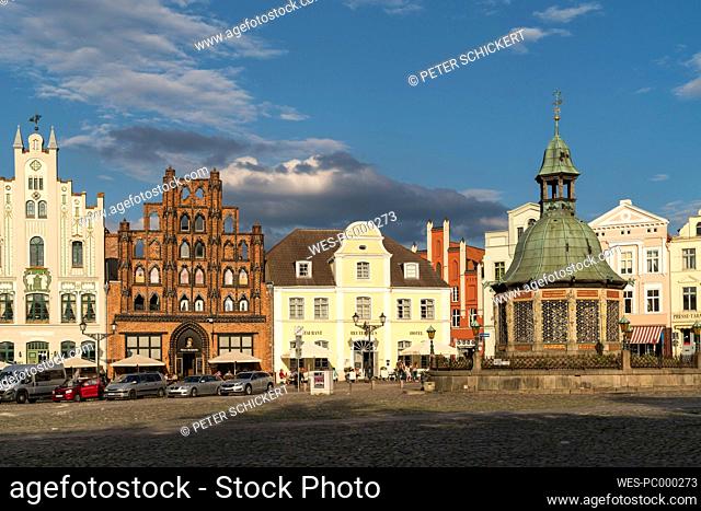 Germany, Wismar, Market Square with the landmark waterworks or Wasserkunst and patrician's home the Alter Schwede