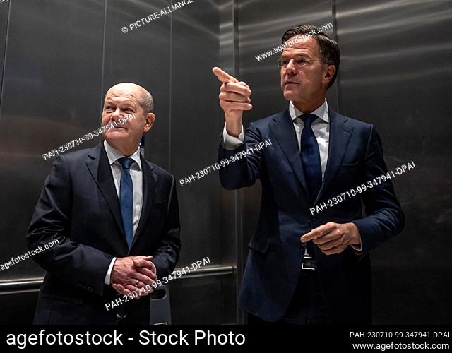 FILED - 27 March 2023, Netherlands, Rotterdam: German Chancellor Olaf Scholz (SPD), speaks with Mark Rutte, Prime Minister of the Netherlands