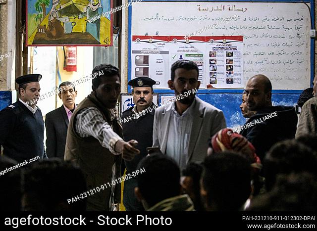 10 December 2023, Egypt, Bir al-Abd: Security officers organize people at a polling station in Bir al-Abd during the 2023 Egyptian presidential election