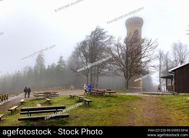 30 December 2022, Thuringia, Ilmenau: Fog moves over the 861 m high Kickelhahn in the Thuringian Forest and the observation tower