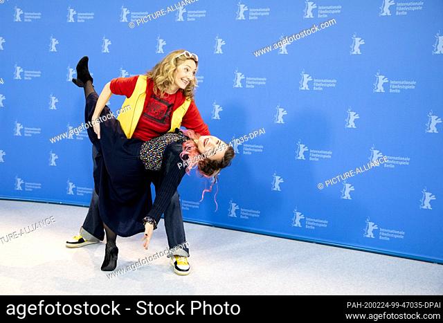 24 February 2020, Berlin: 70th Berlinale, Photocall, Competition, ""Effacer l'historique"" (Delete History): Actresses Corinne Masiero (l) and Blanche Gardin