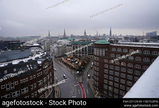 29 November 2023, Hamburg: View from the roof terrace of the Deutschlandhaus onto the Gänsemarkt in the city center. The construction site of the Elbtower can...