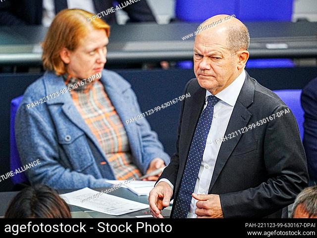 23 November 2022, Berlin: Chancellor Olaf Scholz (SPD) takes part in the general debate of the budget week in the Bundestag alongside Lisa Paus (l