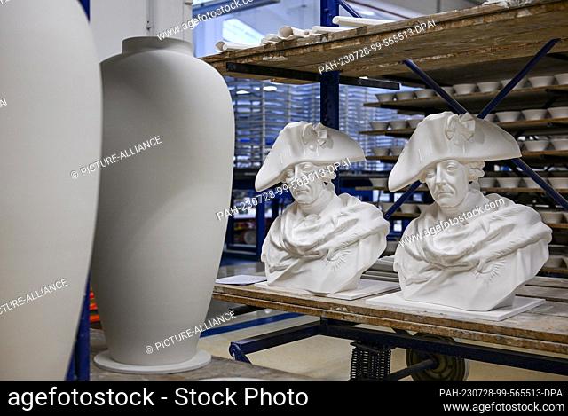 25 julio 2023, Berlín: Los bustos de Retrato de Frederick II están listos para disparar en el horno en el Königliche Porzellan-Manufaktur Berlín