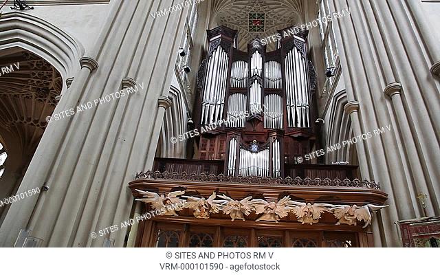 TILT up, LA, interior. Behind its early 20th century front, the organ dates from 1997. Rebuilt by the firm Klais of Bonn as part of the Bath Abbey 2000 campaign