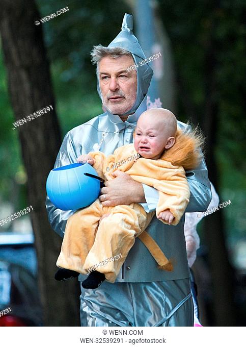 Alec Baldwin and family dress up in 'Wizard of Oz' costumes to go trick or treating Featuring: Alec Baldwin, Leo Baldwin Where: New York City, New York