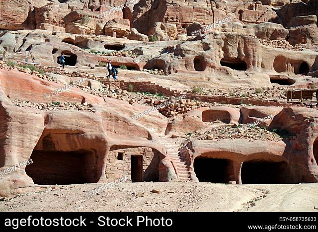 Höhlen in der Felswand von Petra, Jordanien
