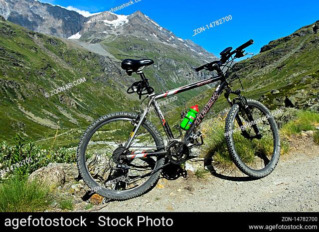 Mountainbike in alpiner Landschaft, Radwanderung im Val de Bagnes, Wallis, Schweiz / Mountain bike in alpine landscape, Val de Bagnes, Valais, Switzerland