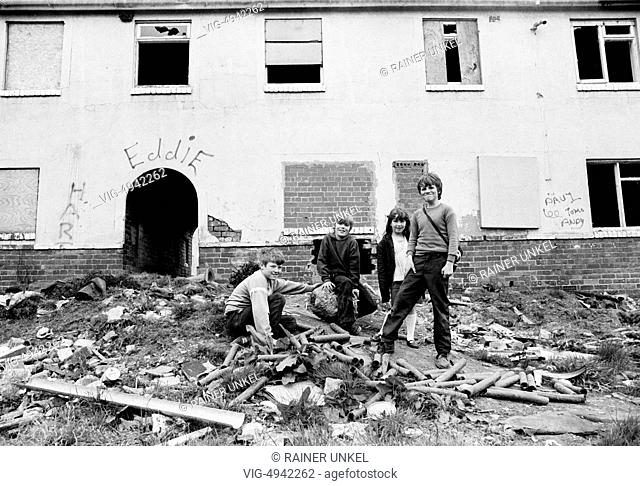 GREAT BRITAIN, THURNSCOE, 12.04.1988, GBR , GREAT BRITAIN / ENGLAND : Children are playing in a neighbourhood soon to be demolished in Thurnscoe / Yorkshire