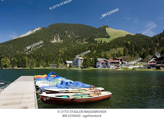 Rowing boats on Spitzingsee lake, Mangfall Mountains, Bavarian Alps, Upper Bavaria, Bavaria, Germany, Europe