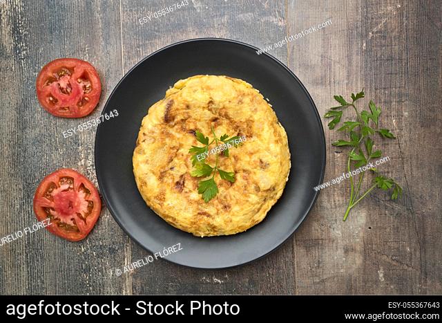 The Spanish omelette, Spanish omelette or Spanish omelette. It is an omelette (that is, beaten egg, curdled with oil in the pan) with potatoes