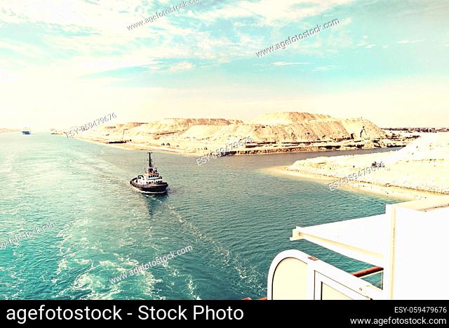 Der Suezkanal - eine Schiffskolonne mit Kreuzfahrtschiff durchfährt den neuen, östlichen Erweiterungskanal, eröffnet im August2015, helle Tönung