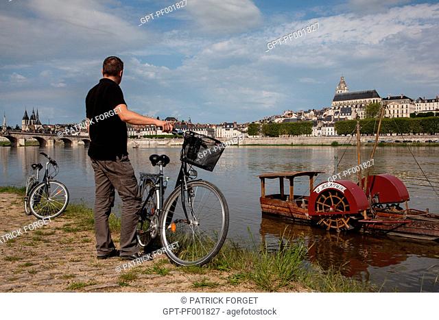 CYCLISTS ON THE BANKS OF THE LOIRE IN FRONT OF A PADDLEBOAT, CATHEDRAL SAINT-LOUIS IN THE BACKGROUND, 'LOIRE A VELO' CYCLING ITINERARY, BLOIS, LOIR-ET-CHER 41