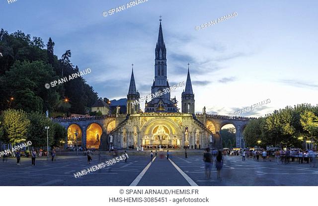 France, Hautes Pyrenees, Lourdes, scene of life on the sanctuary of Lourdes, tourists and religious on the sanctuary