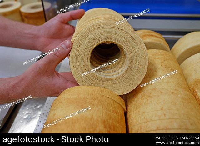 10 November 2022, Saxony-Anhalt, Wernigerode: Harzer Baumkuchen slices are prepared for further processing. The four- to 30-centimeter Baumkuchen rings
