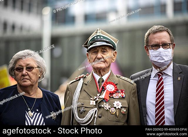 01 September 2020, Berlin: Elzbieta Sadzynska, widow of a Polish soldier who fought in Tiergarten, Jozef Kolesnicki (M), soldier in the Polish army in the Red...
