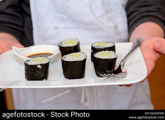 japanisches Gericht Sushi mit Gurke selber zubereitet am Tablet serviert