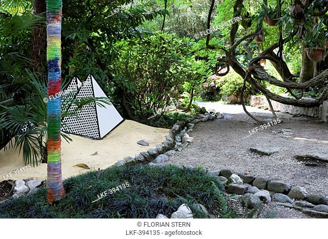 Roy Lichtenstein sculpture at Andre Hellers' Garden, Giardino Botanico, Gardone Riviera, Lake Garda, Lombardy, Italy, Europe