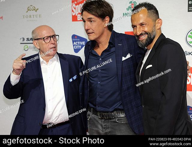 23 August 2022, Hamburg: Soccer official Reiner Calmund (l-r), comedian Matze Knop and Hasan Salihamidzic, Sports Director at FC Bayern Munich