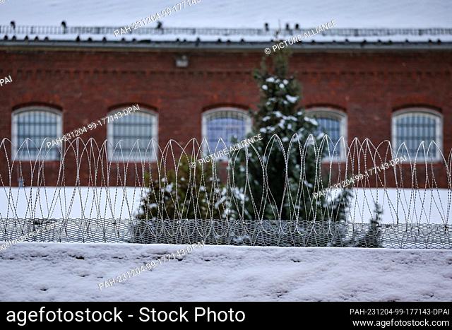 04 December 2023, Saxony, Waldheim: Snow lies on the roofs and walls of Waldheim Prison. Prisoners are regularly released early in the weeks leading up to...