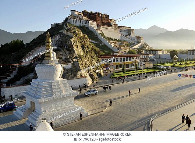 Potala Palace in the morning sun, winter palace of the Dalai Llama, Lhasa, Tibet, China, Asia
