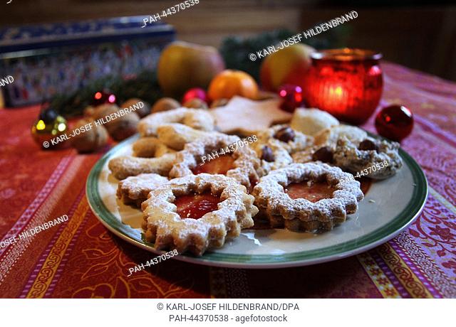 A plate with homemade Christmas cookies on a table in Kaufbeuren,  Germany, 26 November 2013. Photo: Karl-Josef Hildenbrand | usage worldwide