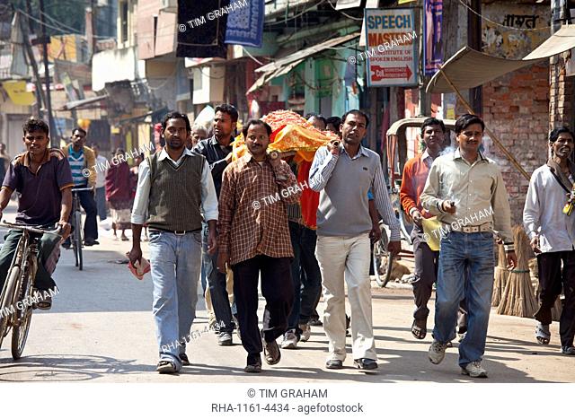 Body of dead Hindu carried in procession in street for funeral pyre cremation by the Ganges, Varanasi, Benares, Northern India