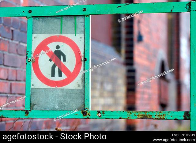 altes Betreten verboten Schild aus der DDR an einem Zaun im Hafen von Magdeburg