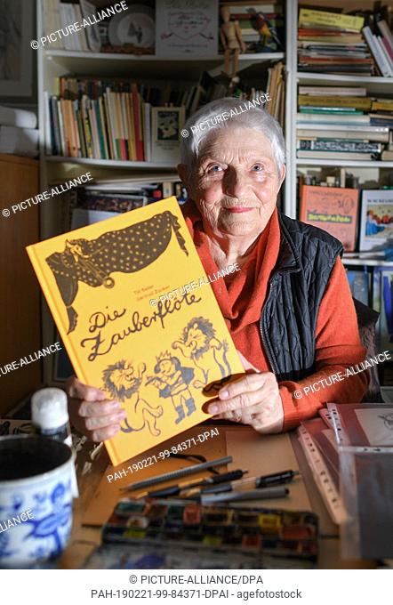 21 February 2019, Brandenburg, Bad Saarow: Gertrud Zucker, painter, shows her illustrated book ""The Magic Flute"" in her studio