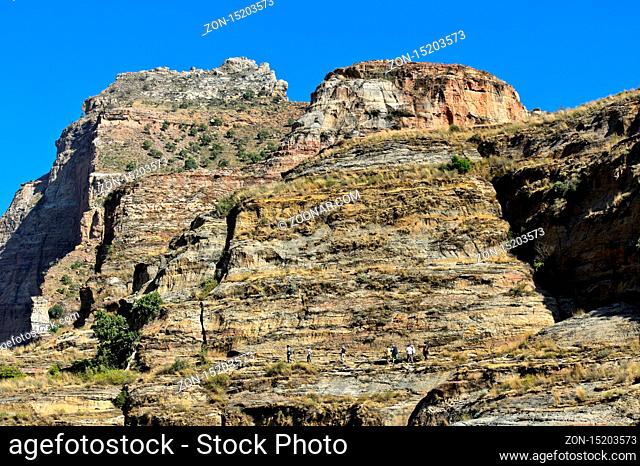 Touristen am Fuss des Korkor Gipfels auf dem Weg zu den Felsenkirchen Maryam Korkor und Daniel Korkor, Gheralta Massiv, Hawzien, Tigray