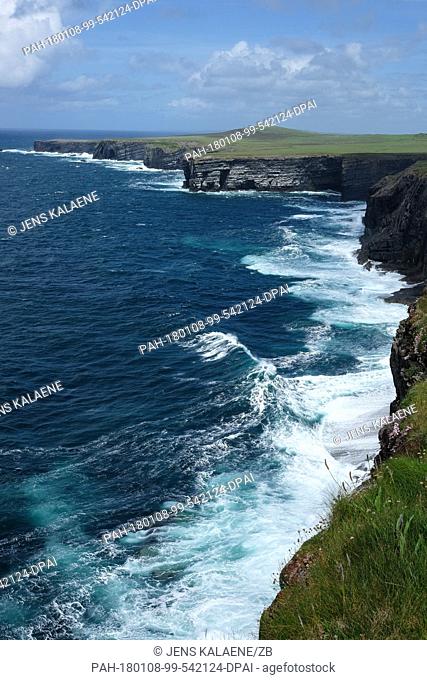 The Loop Head peninsula with its high cliffs seen in County Clare, Ireland, 03 June 2017.· NO WIRE SERVICE · Photo: Jens Kalaene/dpa-Zentralbild/ZB