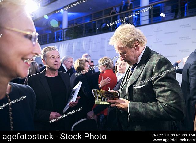 09 November 2022, Bavaria, Passau: TV presenter Thomas Gottschalk signs his book ""Herbstbunt"" after the panel discussion of the event series ""Menschen in...