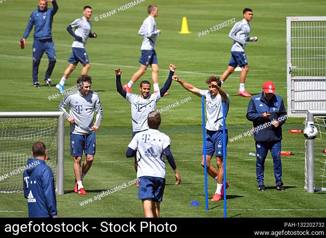from left: Javi (Javier) MARTINEZ (FC Bayern Munich), Thiago ALCANTARA (FCB), Leon GORETZKA (FC Bayern Munich), jubilation, joy, enthusiasm, action