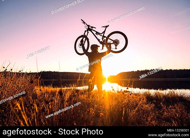Mountain bikers in Thuringia at the lake