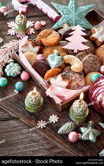 Verschiedene Plaetzchen, Lebkuchen und Dekoration zu Weihnachten