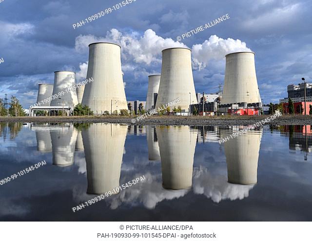30 September 2019, Brandenburg, Jänschwalde: The steaming cooling towers of the Jänschwalde lignite-fired power plant of Lausitzer Energie Bergbau AG (LEAG) are...