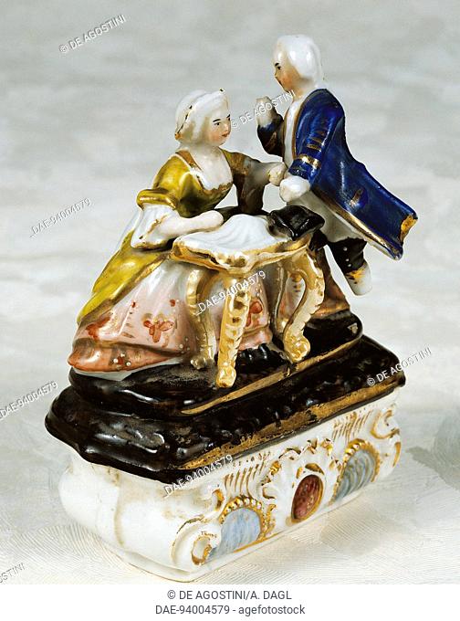 Decorative sweet-box, decorated with a seated lady and gentleman in a courtly stance, porcelain, Vinovo manufacture, Piedmont. Italy, 18th century