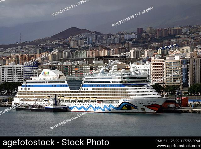 26 October 2021, Spain, Teneriffa: The cruise ship Aida bella is moored in the port of Santa Cruz de Tenerife. The AIDAbella sailing under Aida Cruises belongs...