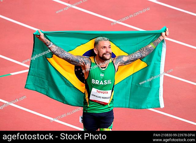 30 August 2021, Japan, Tokio: Paralympics: Athletics, men's 100m, T63, final at Olympic Stadium. Vinicius Goncalves Rodrigues from Brazil cheers after the run...