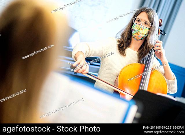 03 November 2020, Lower Saxony, Hanover: Music teacher Sophia Grest plays her cello during a lesson at the municipal music school