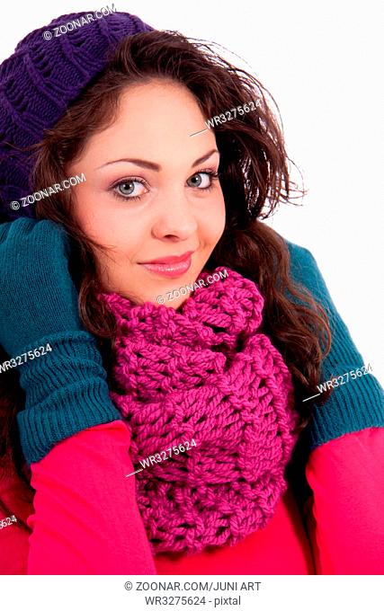 junge Frau mit Mütze schal und handschuhen im Winter isoliert vor weißem Hintergrund