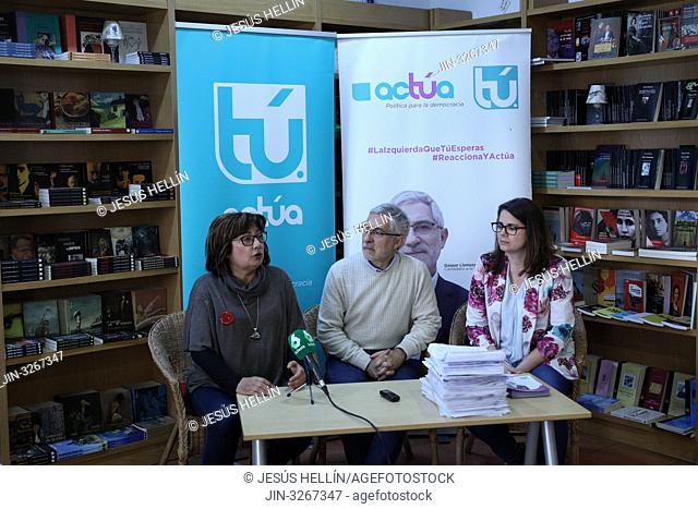 Press conference of the candidate of Actua to the Presidency of the Government, Gaspar Llamazares(C) with members of the party